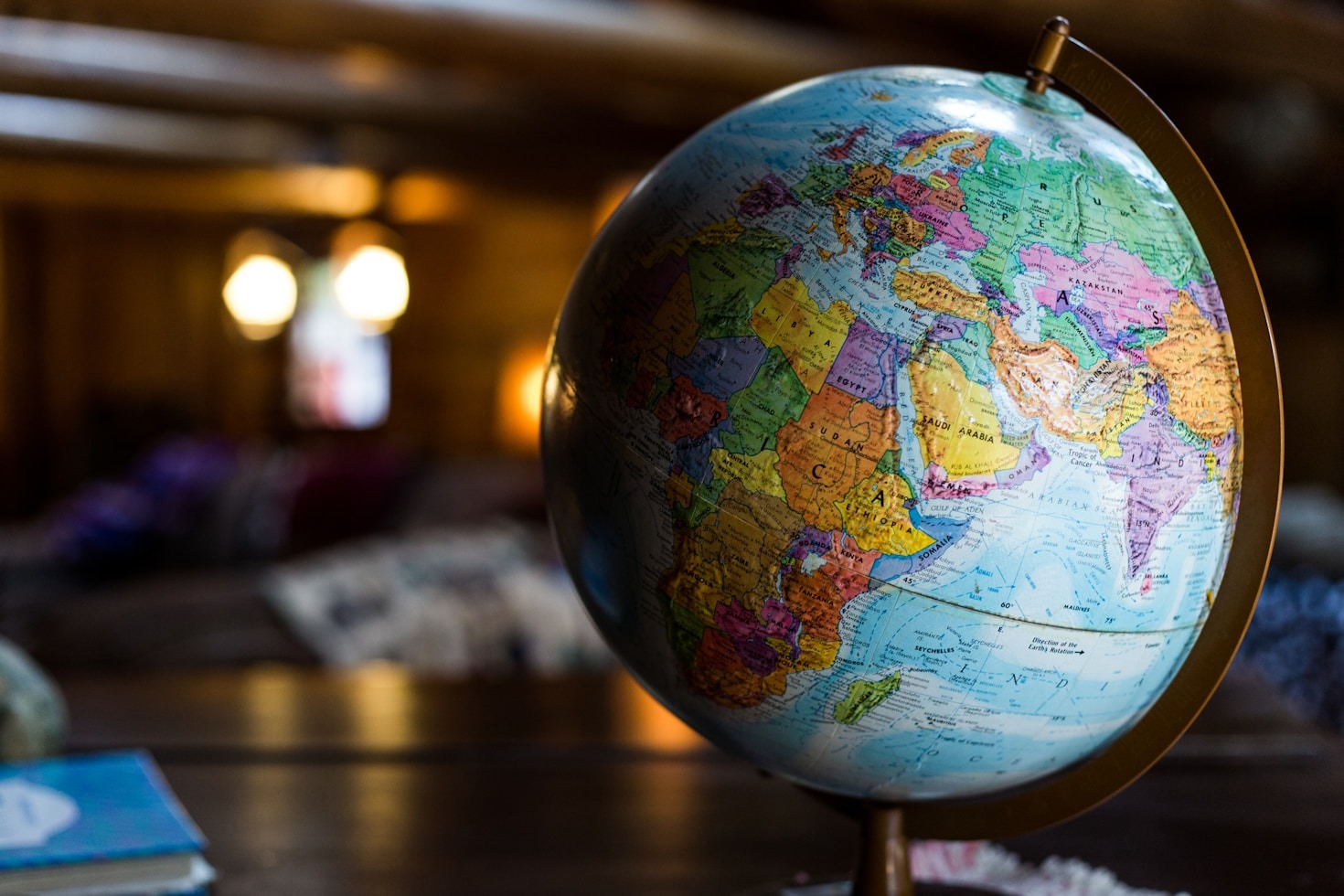 10 dicas práticas para viajar com mais economia
